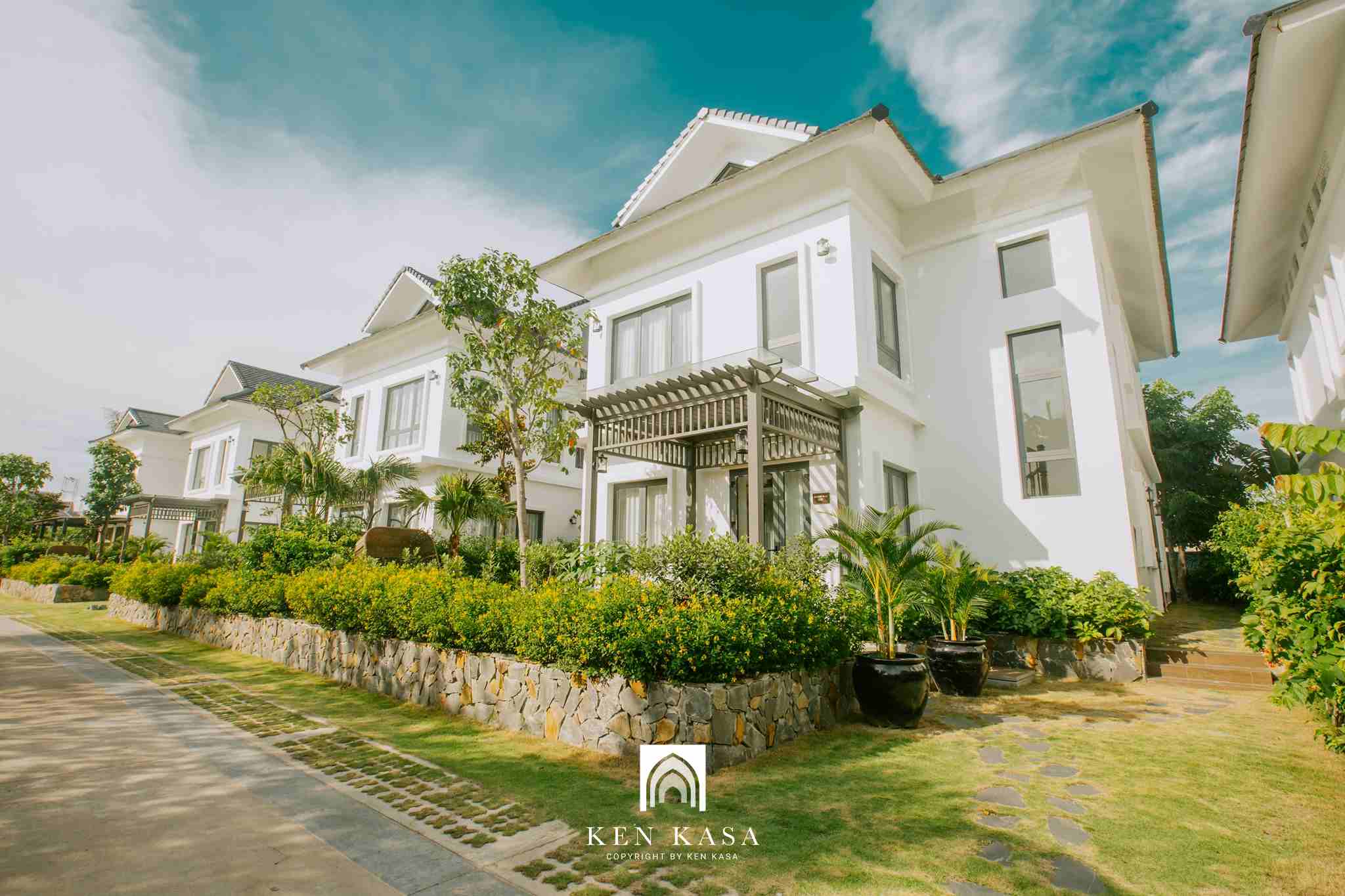 C&aacute;c căn biệt thự c&oacute; h&agrave;ng r&agrave;o v&agrave; c&acirc;y cối xanh m&aacute;t